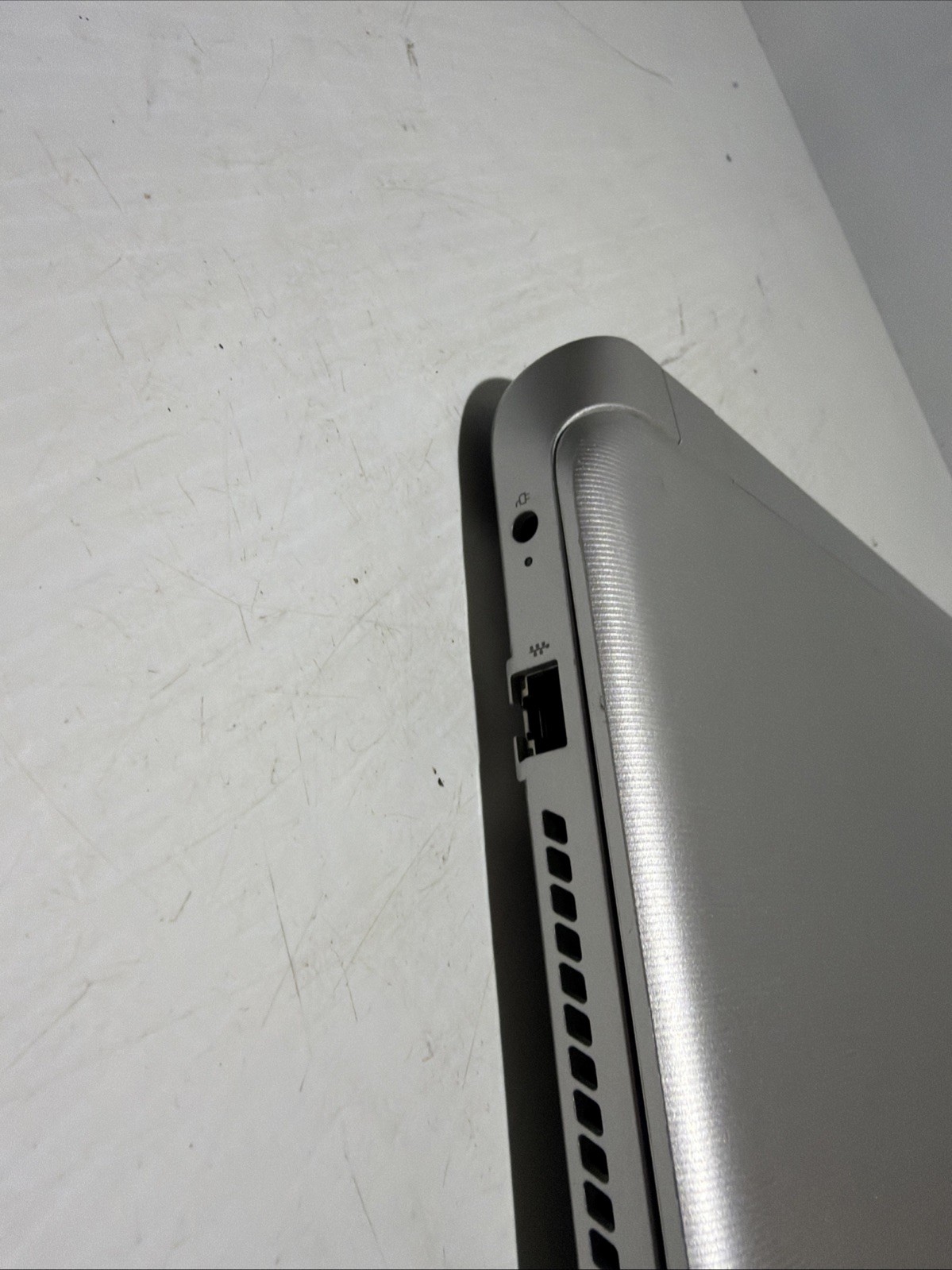 Hp Pavilion 15 Laptop i3-4030U 6gb Ram 750gb HDD Windows 10 Home No P/S