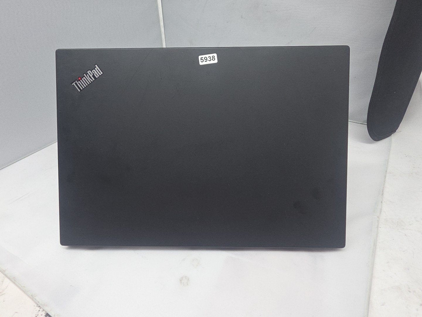 ThinkPad T14 Gen 2i – i5-1145G7 – 16GB Ram 256GB Nvme – Windows 11 (Scratches)