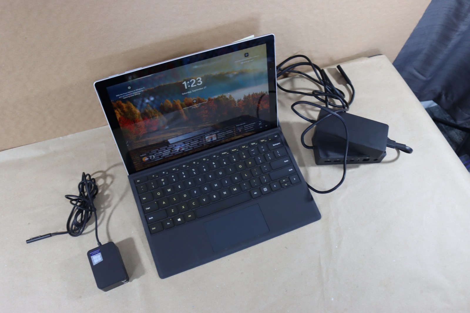 Microsoft Surface Pro 5 i5-7300U 8GB RAM 256GB Wi-Fi + LTE