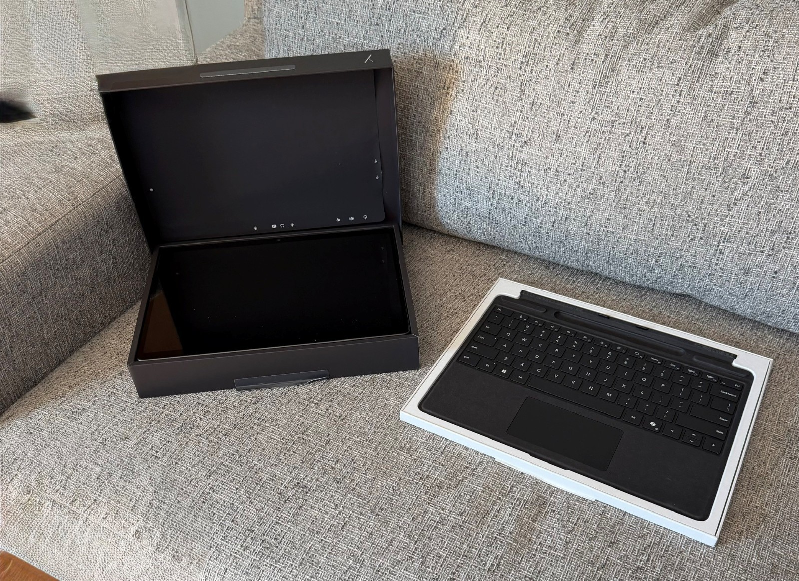 Microsoft Surface Pro Copilot+ PC 13″ 16GB Ram 1TB SSD (11th Edition) & Keyboard