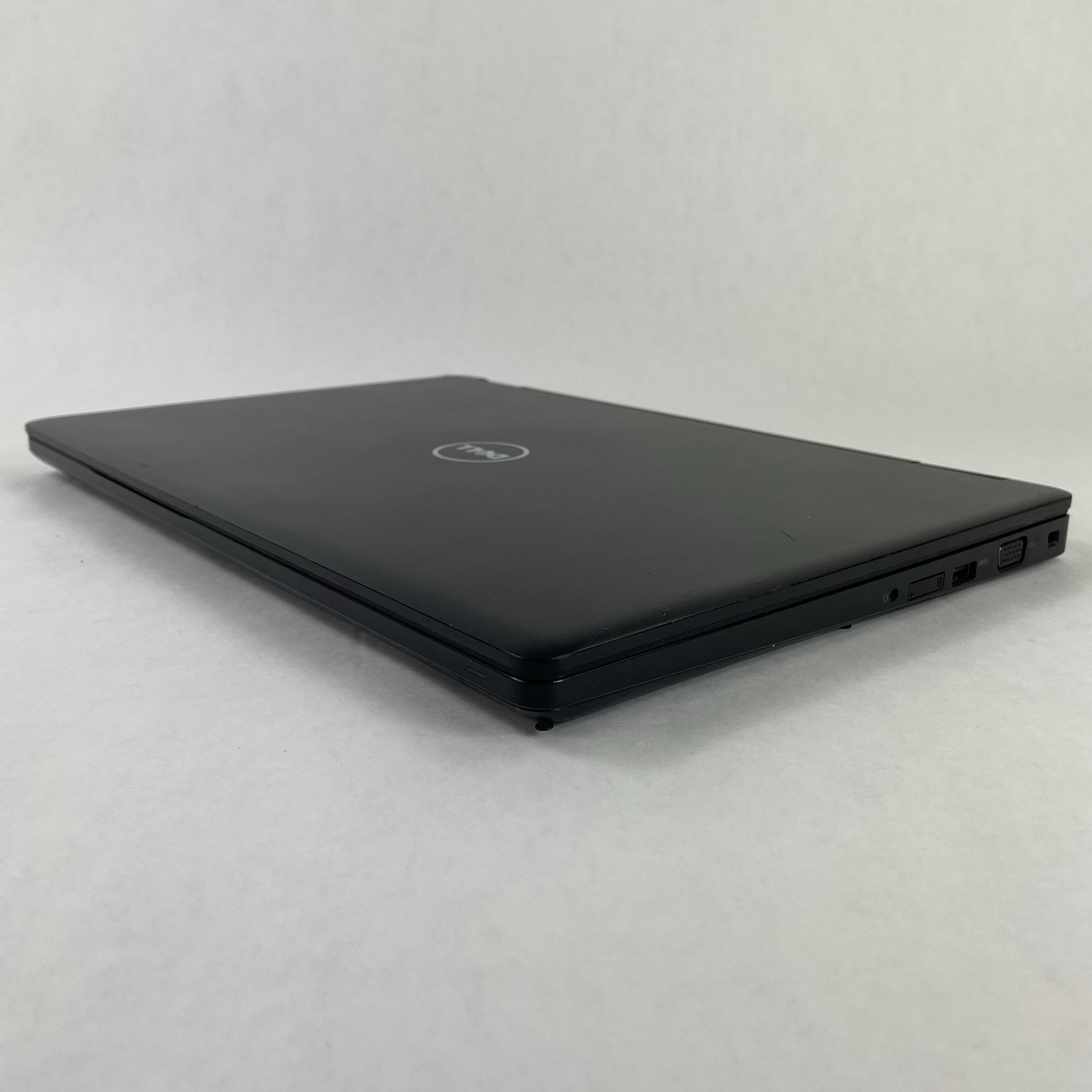 Dell Latitude 5580 15.6″ i5-7300U 2.60 GHz 8 GB RAM No SSD/OS/Batt – Bad Corner