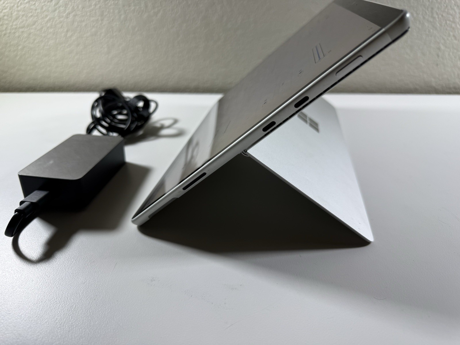 Microsoft Surface Pro 8 (1982) i5-1145G7 – 16GB RAM – 256GB 120Hz – Win 11 Pro