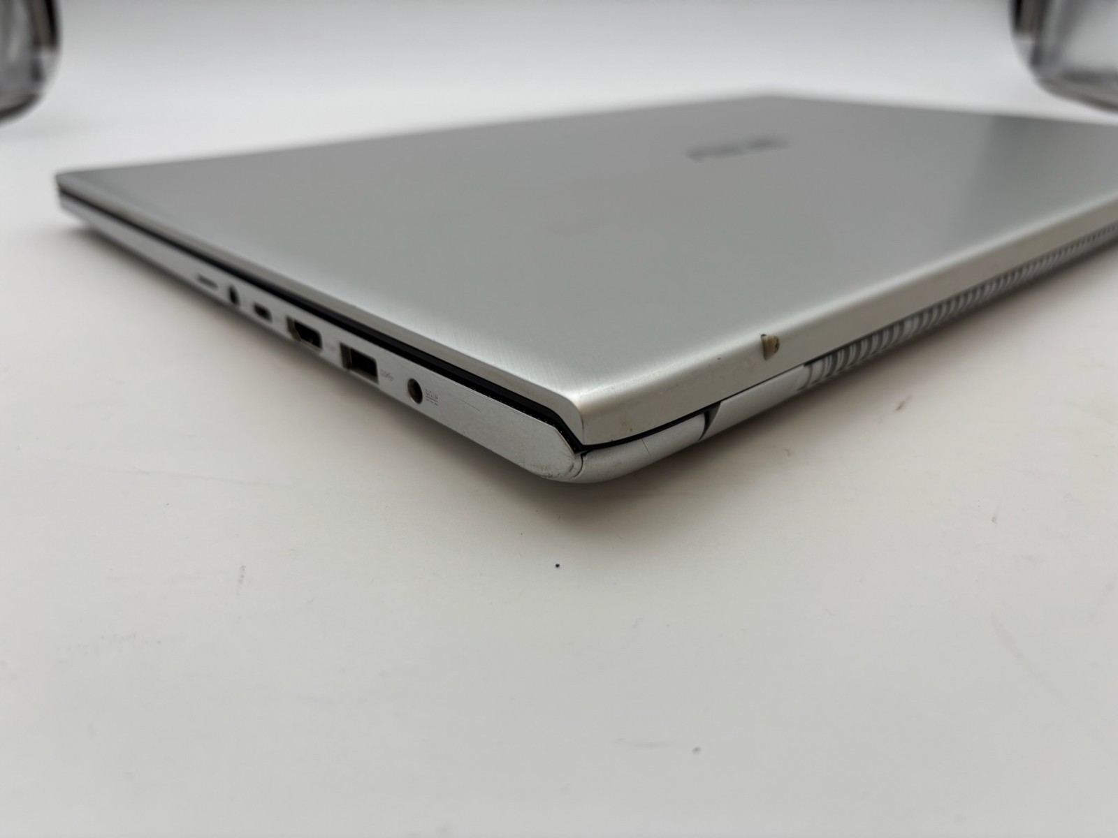 Asus VivoBook S712JA 17.3″ 256 GB SSD 8 GB RAM i5-1035G1 Windows 10 READ