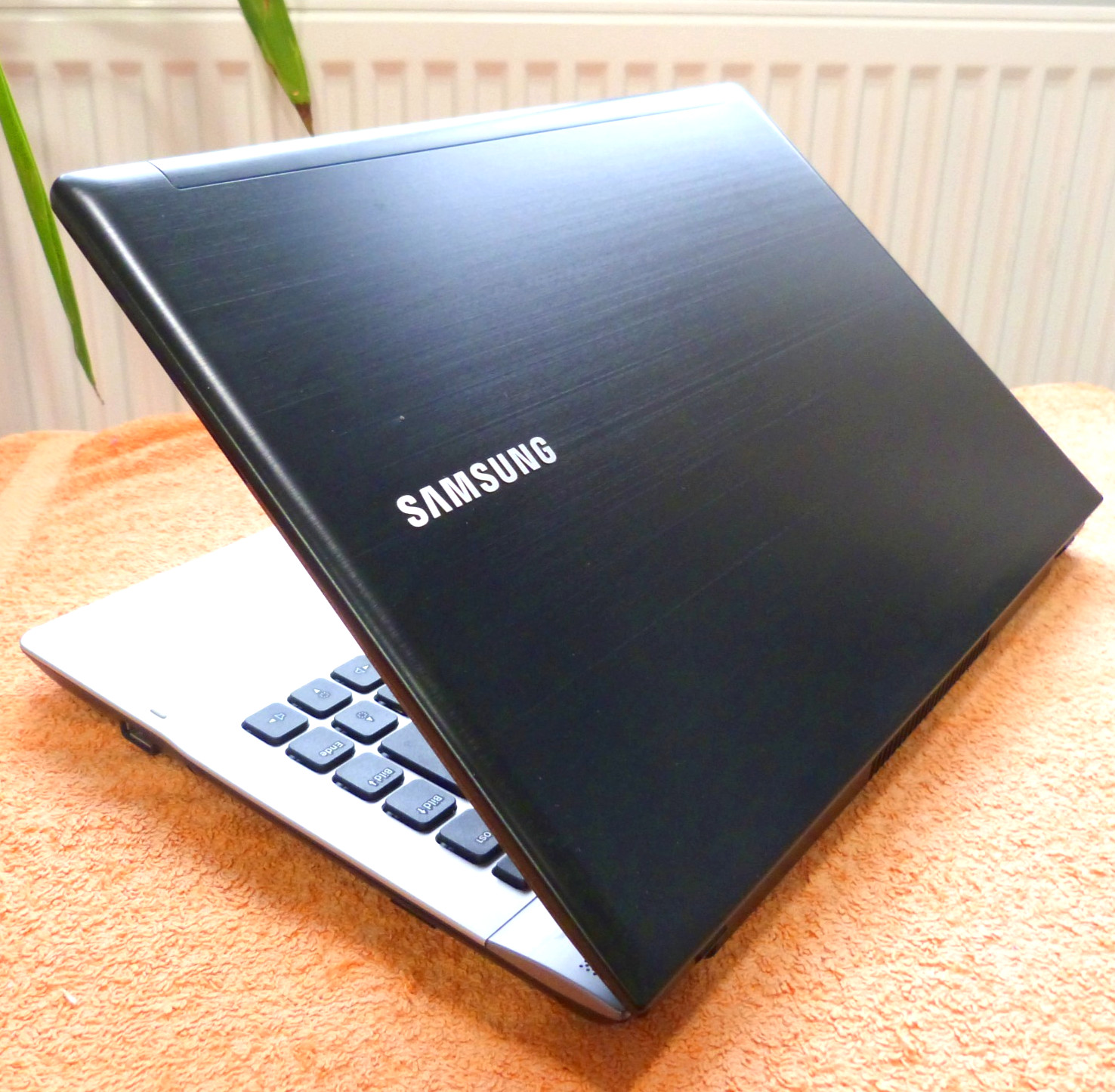 Samsung QX412 14″ METAL Netbook l Windows 11 l SSD NEW l 10GB RAM TURBO i5
