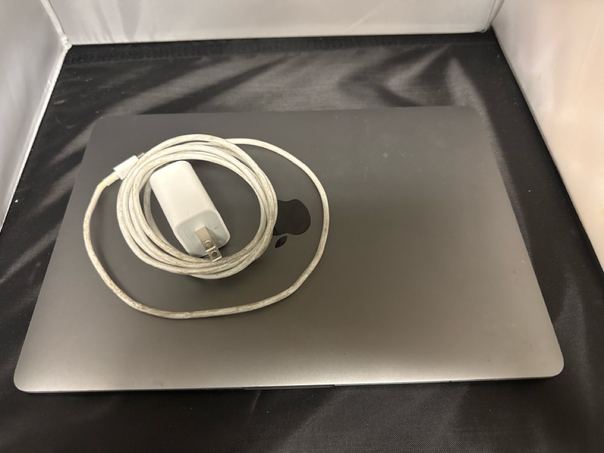 APPLE MACBOOK PRO – A1989 – 13.3″ 8GB Ram 256 GB HD – 2018 2.3 GHz Q (MAD063076)