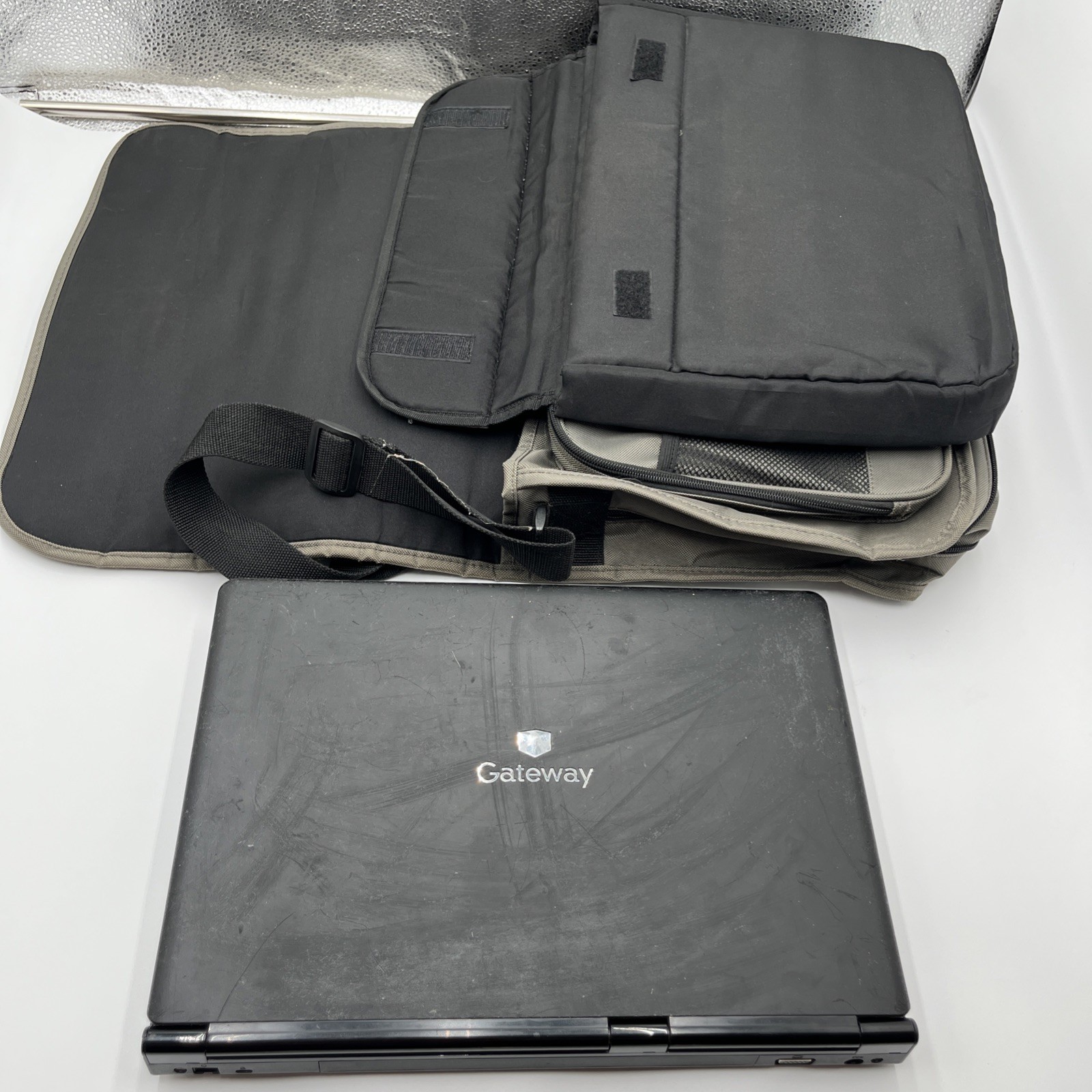 Laptop Gateway SA1 M Series DVD-RW With Solo Laptop Case *FOR PARTS READ*