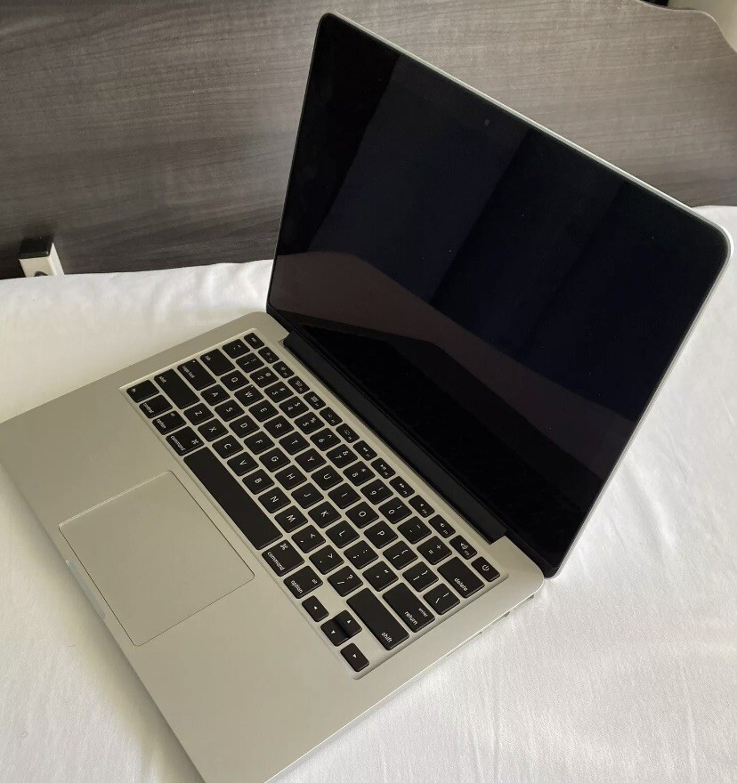 Apple MacBook Pro 13” – macOS 15.7.2 Sequoia – Low Battery Charge Cycles – MINT
