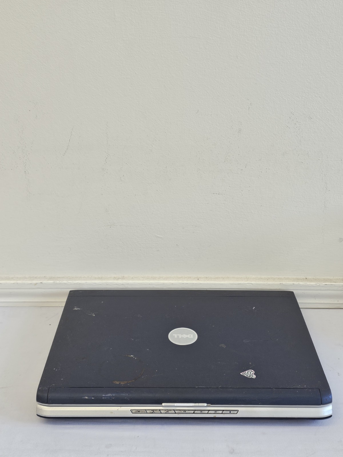 Dell Inspiron 1720 Laptop – VERY DIRTY CASE – 1GB RAM – NO BATT – Parts – READ