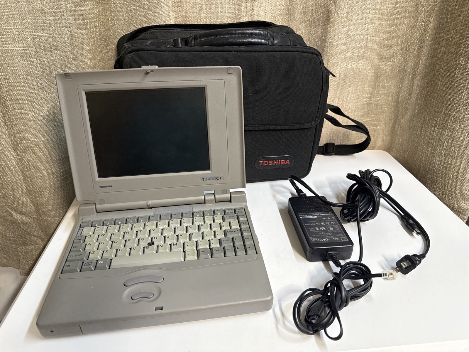 Vintage Toshiba Portege T3400CT Intel 486SX-33 4MB RAM For Parts/Repair AS IS DW