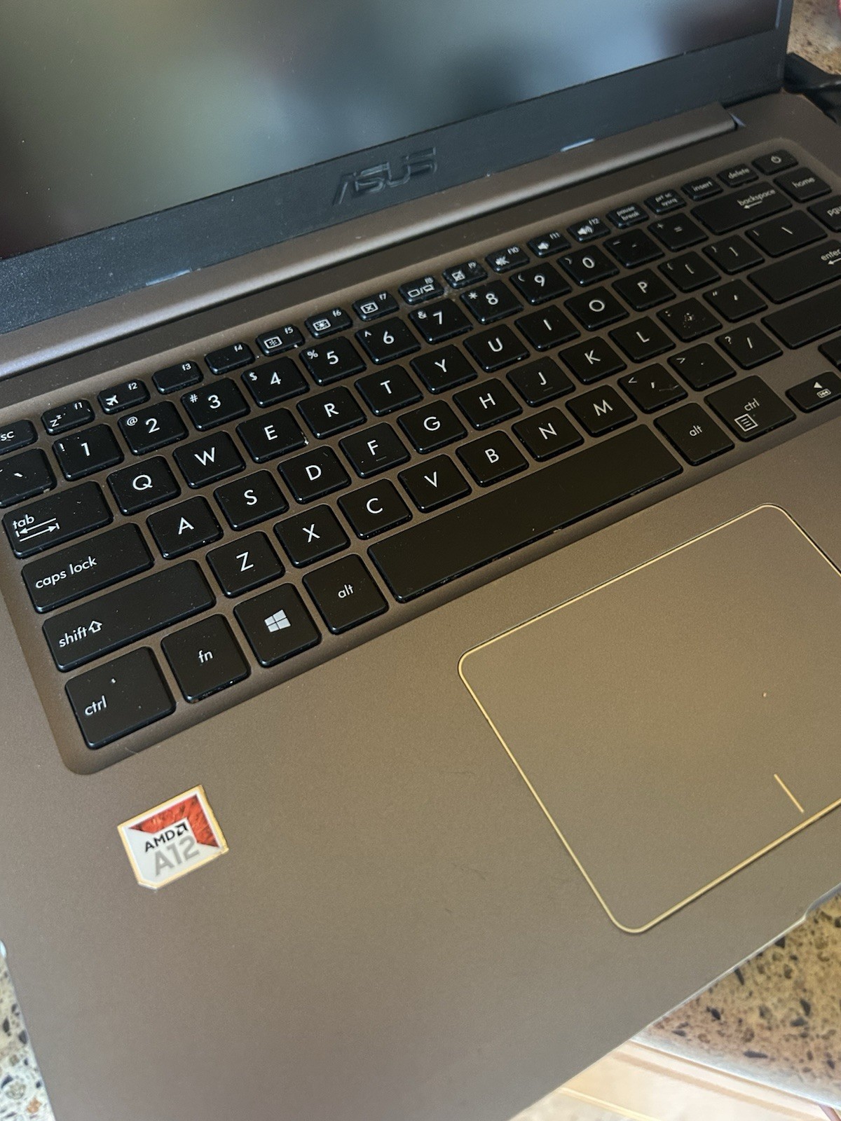 ASUS VivoBook F510DA 15.6in AMD A12 2.7GHz 4GB 1TB HDD Win Gray Charger