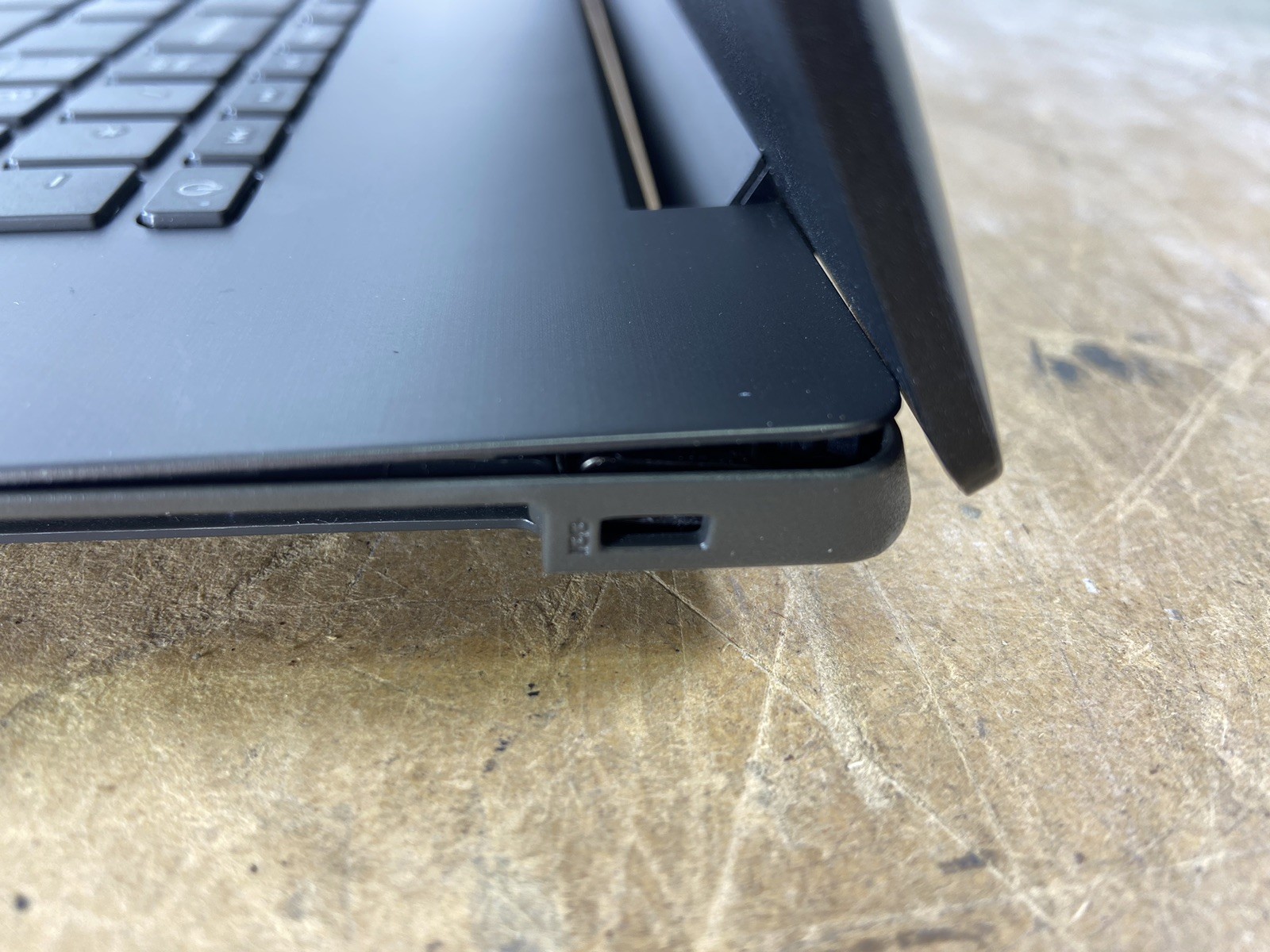 LENOVO IDEAPAD 330-17IKB i5-8250U @ 1.60GHz, 8GB RAM, NO HDD/OS