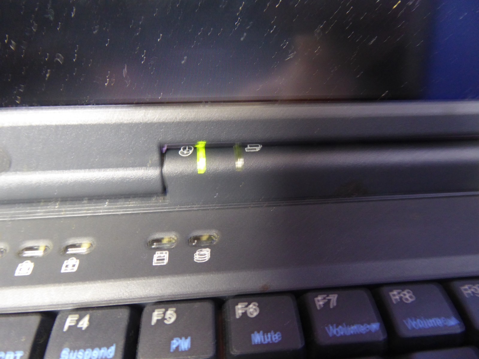 GATEWAY 2000 SOLO 2200 LAPTOP 12″ VINTAGE w/ P/A SOLD AS-IS TO POWER ON