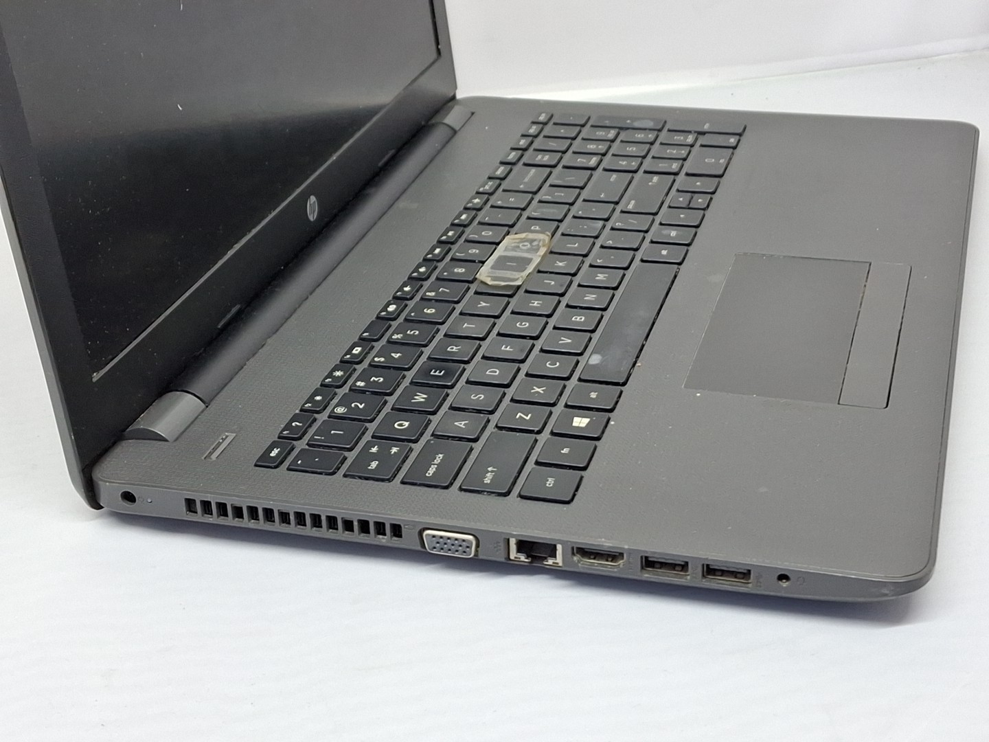 HP 250 G6 – i5-7200U – 8GB, 256GB, Windows 11 – bad key, loose hinge