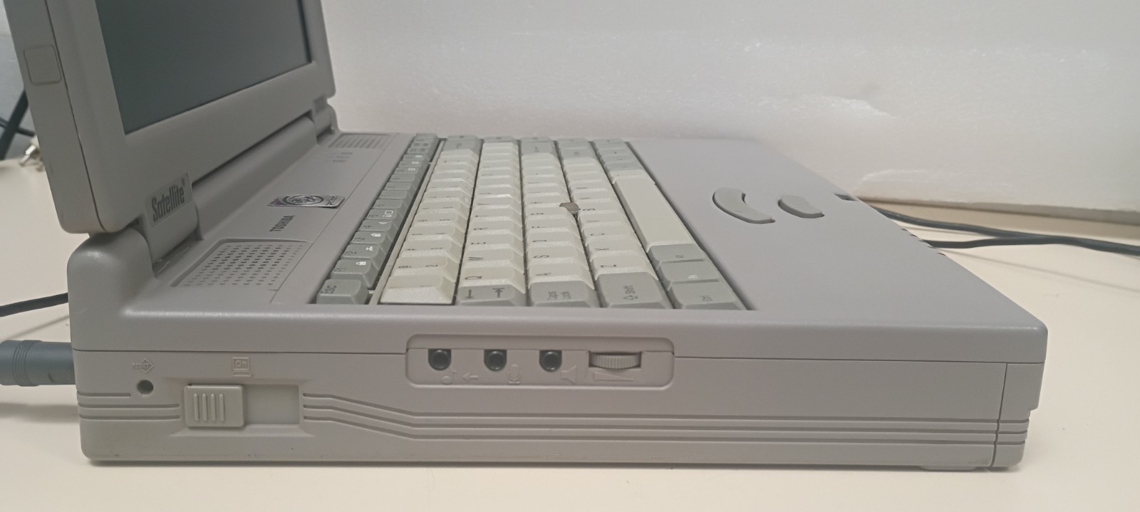 Toshiba Satellite 330CDS Laptop Intel Pentium MMX, 2Gb HD, Windows 98 Working