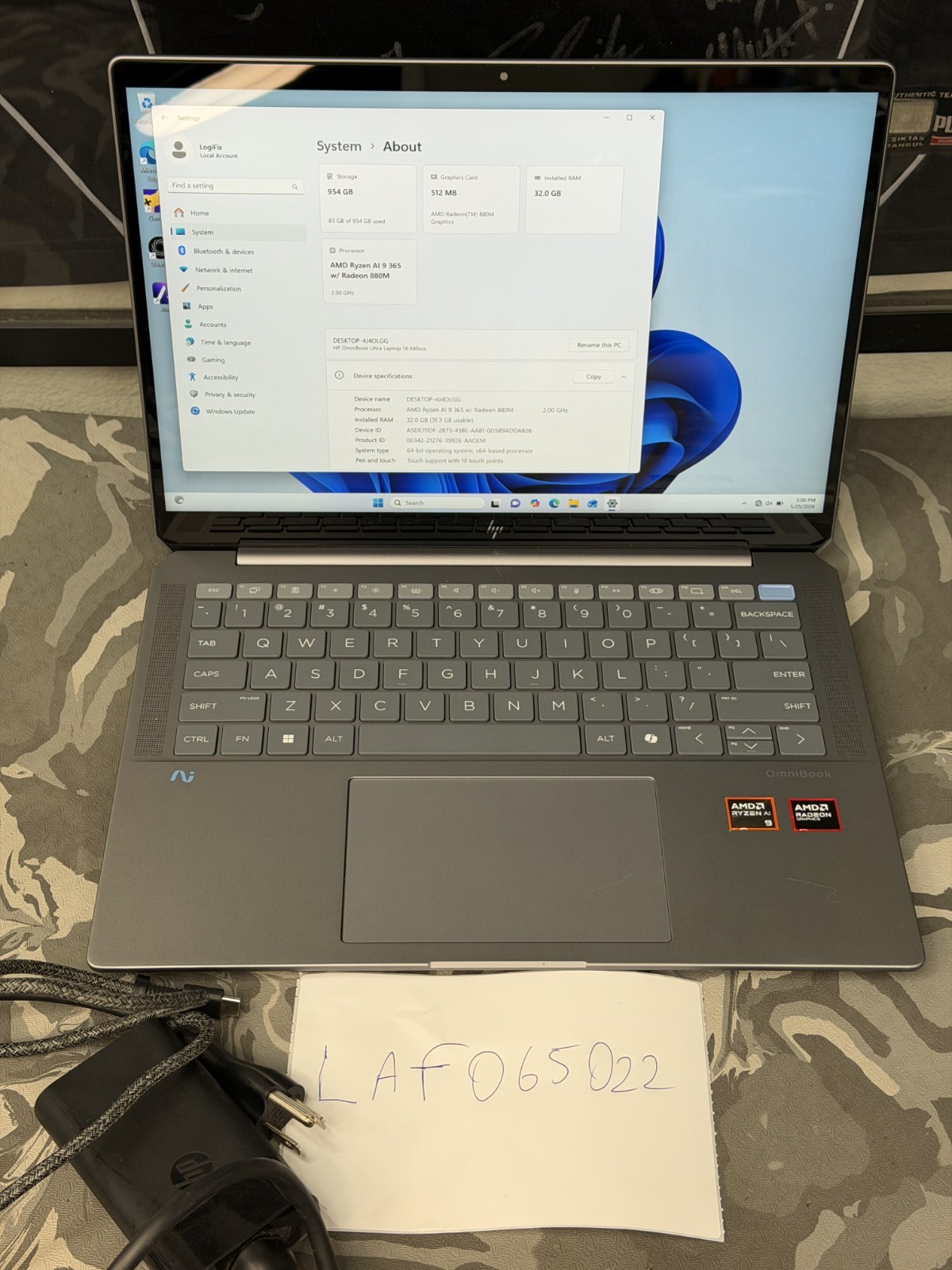HP OmniBook Ultra AMD ryzen AI 9 365 w/ Radeon 880 m 32 GB RAM 512 MB AMD radeon