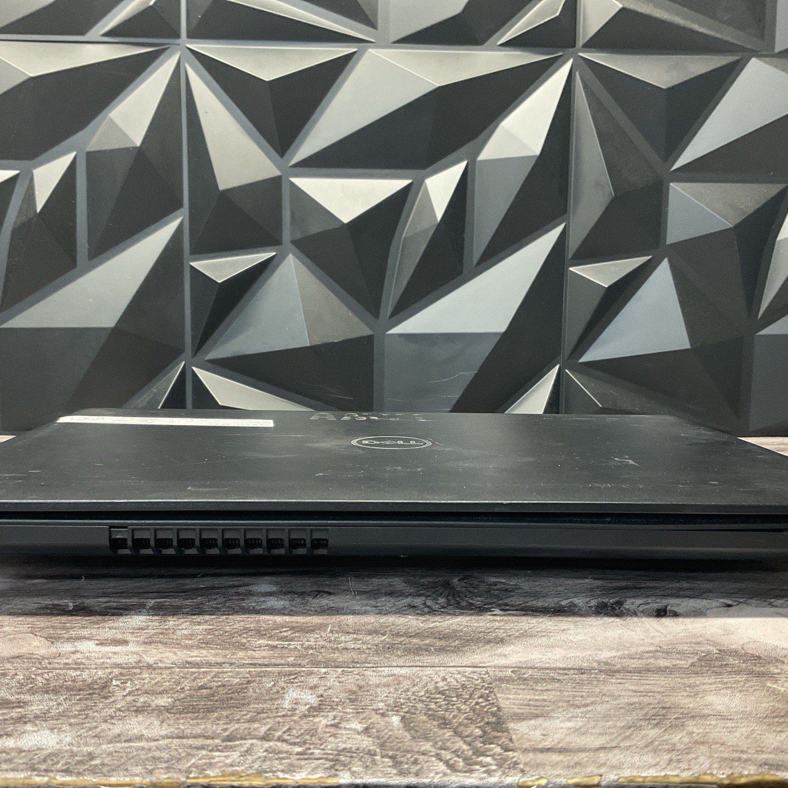 Dell Latitude 3580 / No POST / Broken Screen / No RAM / No SSD / C5