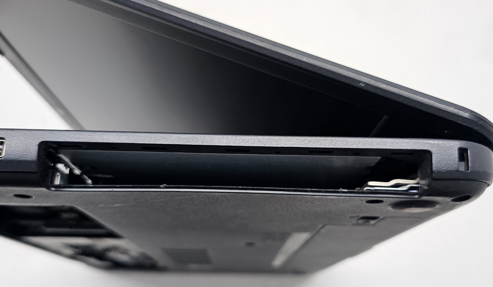 Dell Latitude 3540 15.6″ Laptop Intel Core i3-4030U 4GB Ram NO HD/OS (FL)