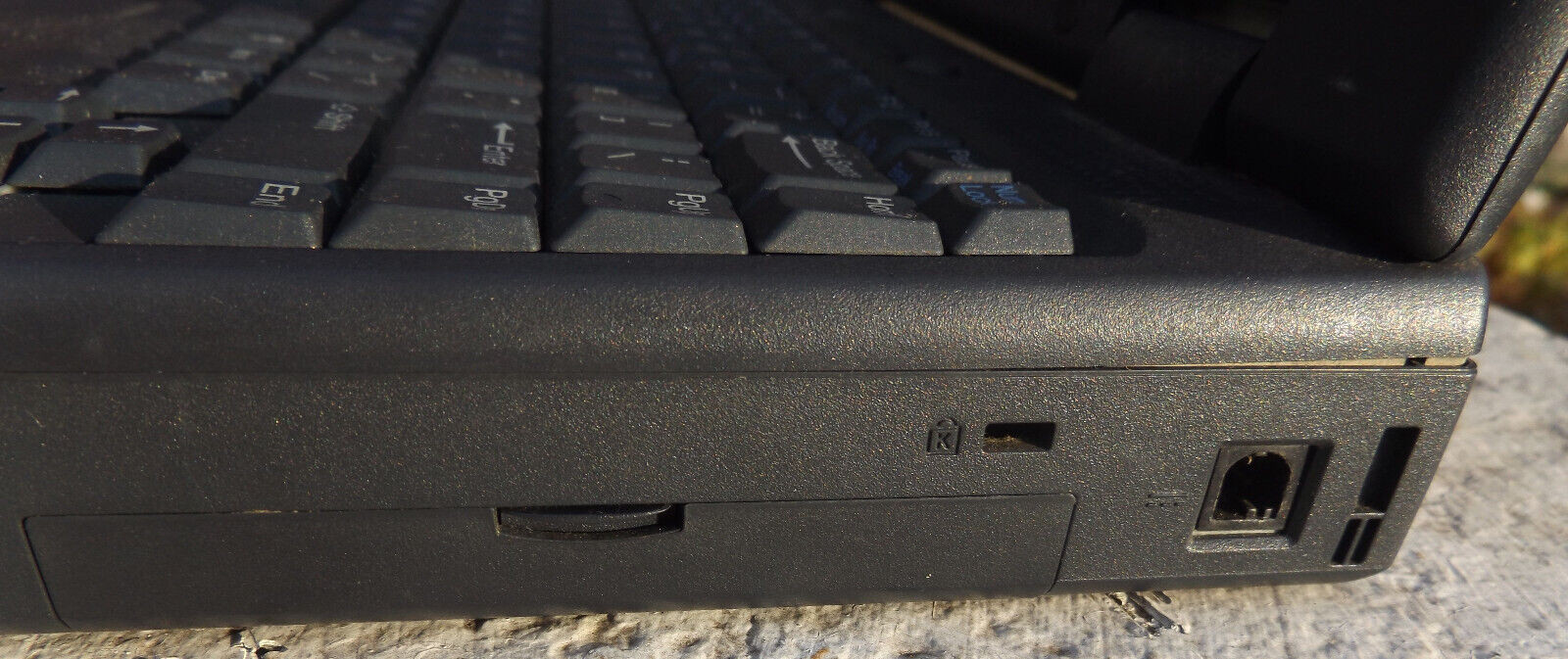 Vintage NEC Versa 2730M Laptop Intel Pentium 133MHz MMX CPU, CD-ROM, 3.5″ Floppy