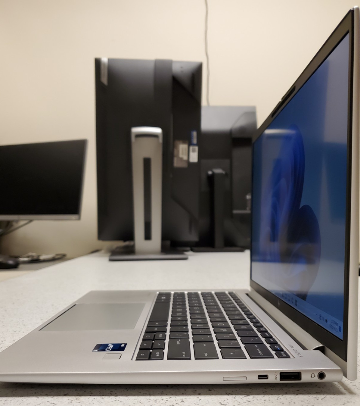 HP EliteBook 840 G9 12th Gen i5 laptop w/power adapter