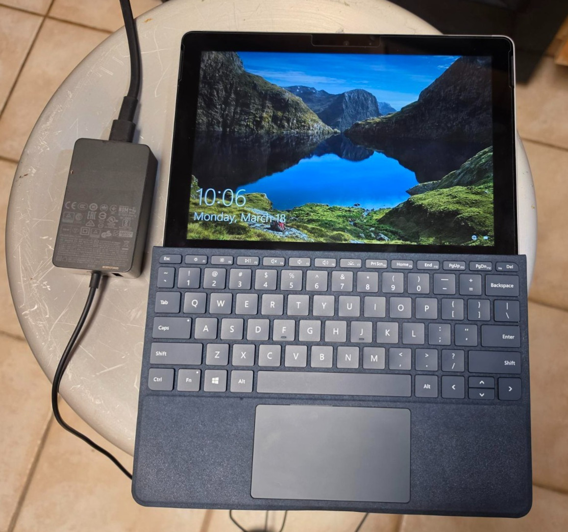 Microsoft Surface Go Tablet w Keyboard