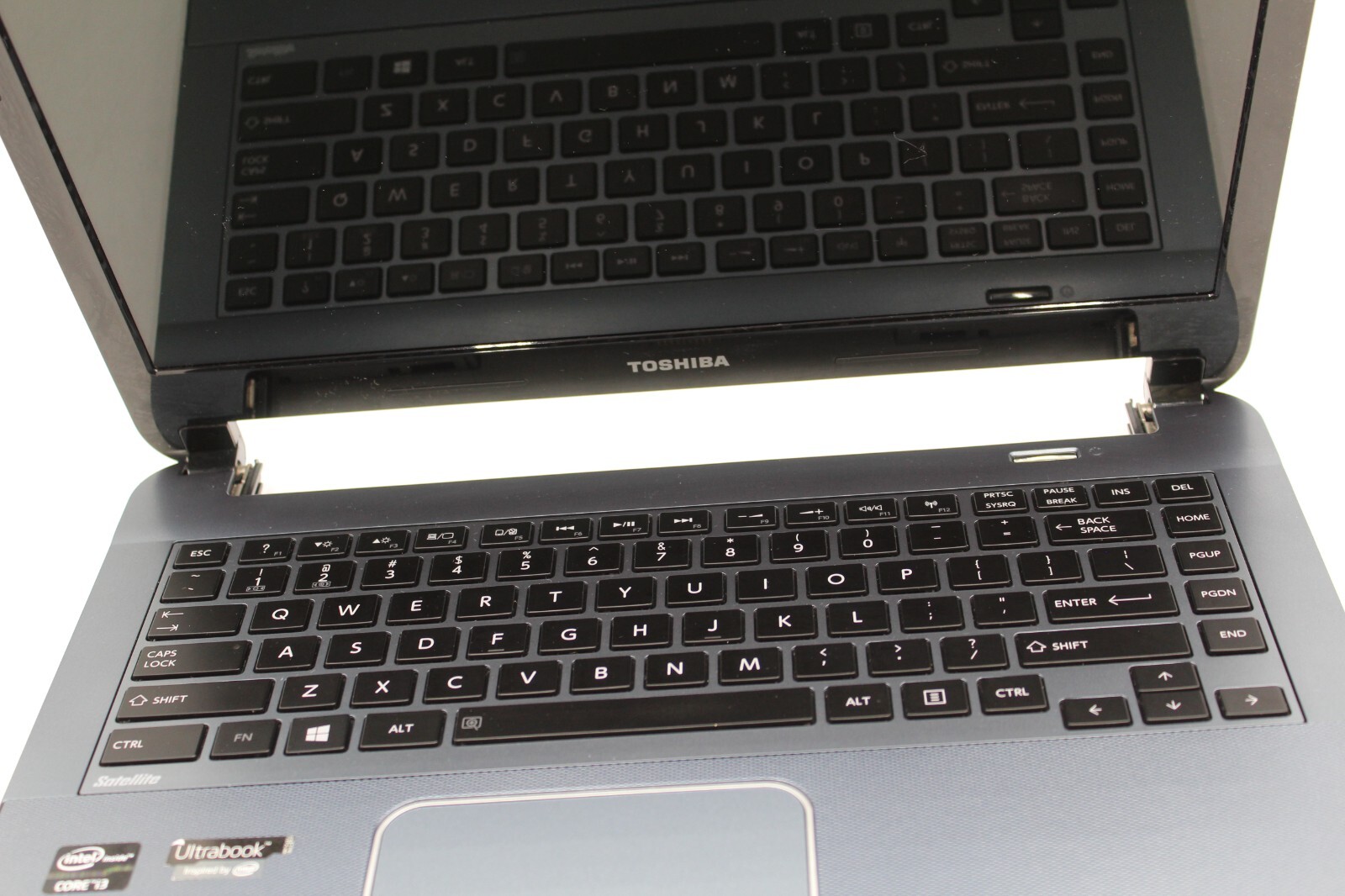 Toshiba Satellite U945 14in 32 GB SSD and 500 GB HD 4 GB RAM i3-3227U No OS