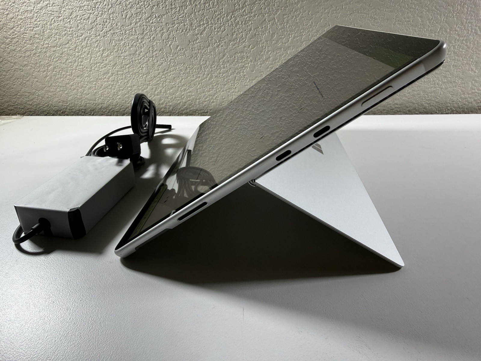 Microsoft Surface Pro 8 (1982) i5-1145G7 – 16GB RAM – 256GB 120Hz – Win 11 Pro