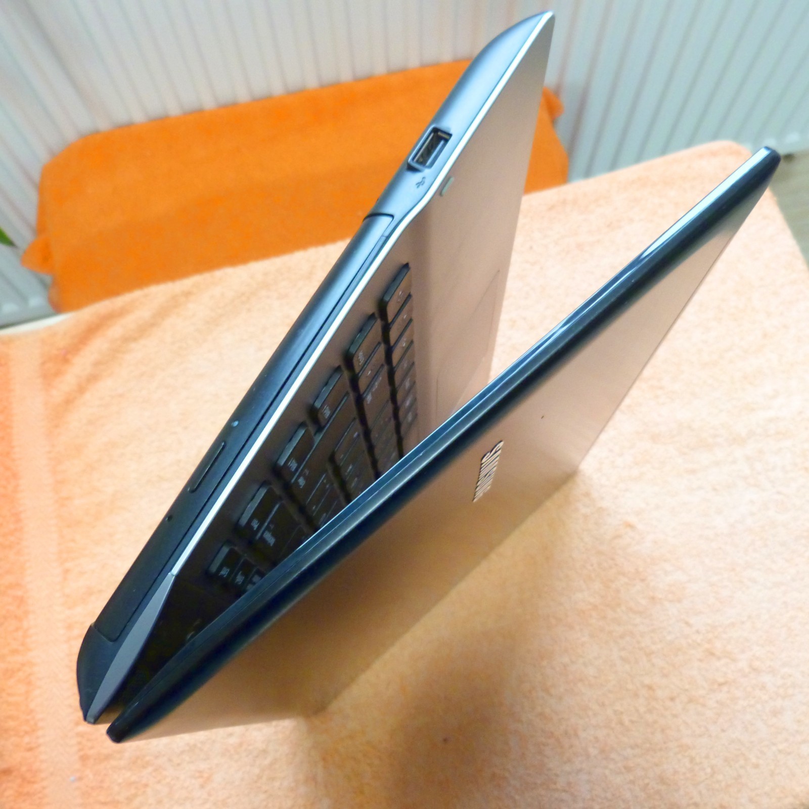 Samsung QX412 14″ METAL Netbook l Windows 11 l SSD NEW l 10GB RAM TURBO i5