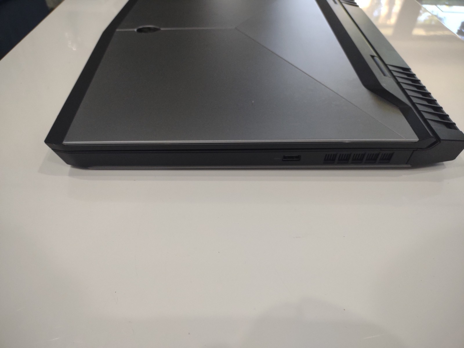 Dell Alienware 17 R4 Gaming 120Hz 2.90GHz i7-7820HK 16GB 1TB HDD GeForce GTX1080