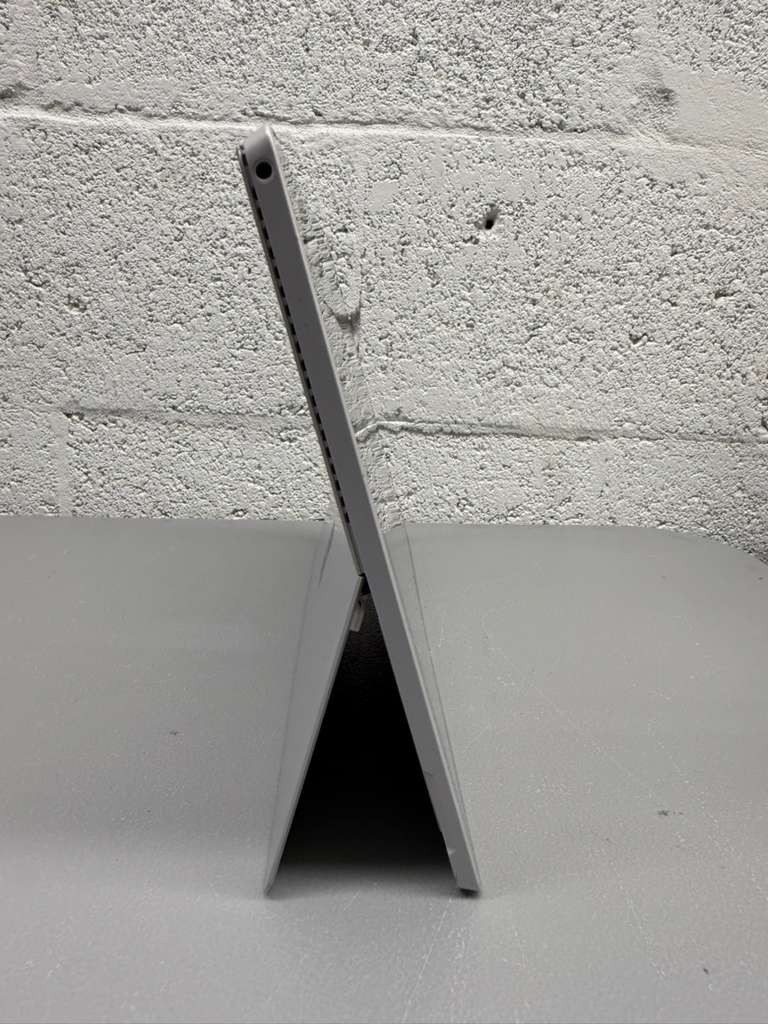 Microsoft Surface Pro 4 1724 12.3″ Touch i5-6300U 8GB RAM 256GB SSD Windows 10