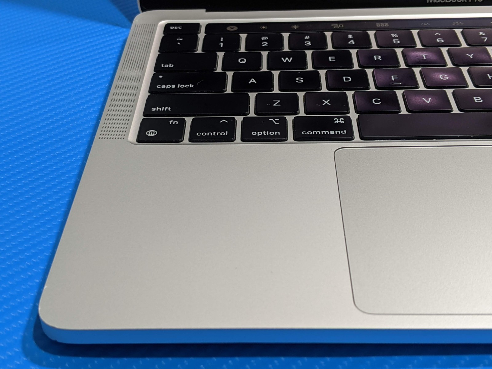 Apple MacBook Pro (2020) 13.3″ A2338 M1 8CPU/8GPU 3.2GHz 16GB 1TB OS Tahoe +PA