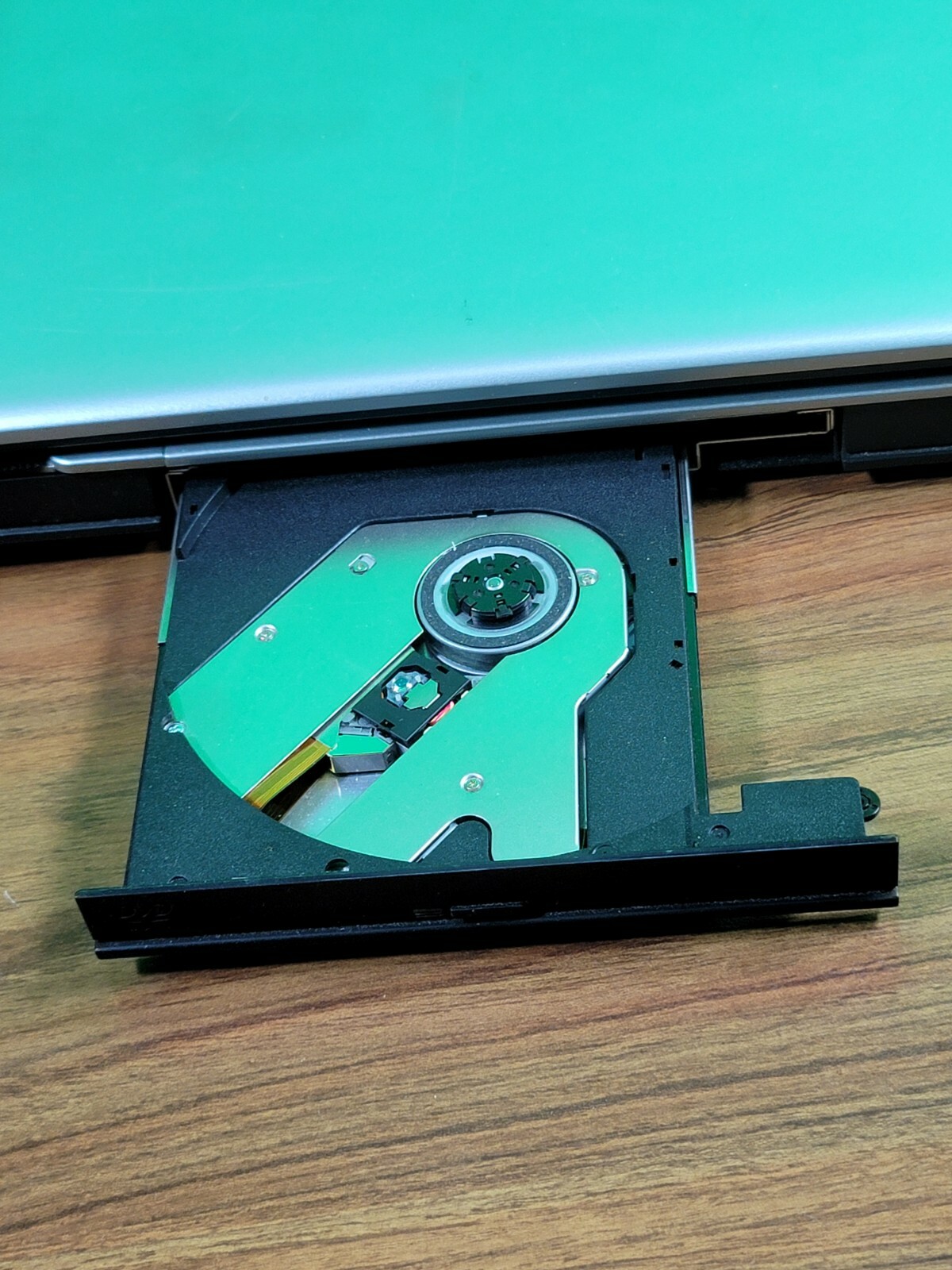 ACER TRAVEL MATE 2300 LAPTOP. WORKS AND POWERS ON GOOD. (SU)