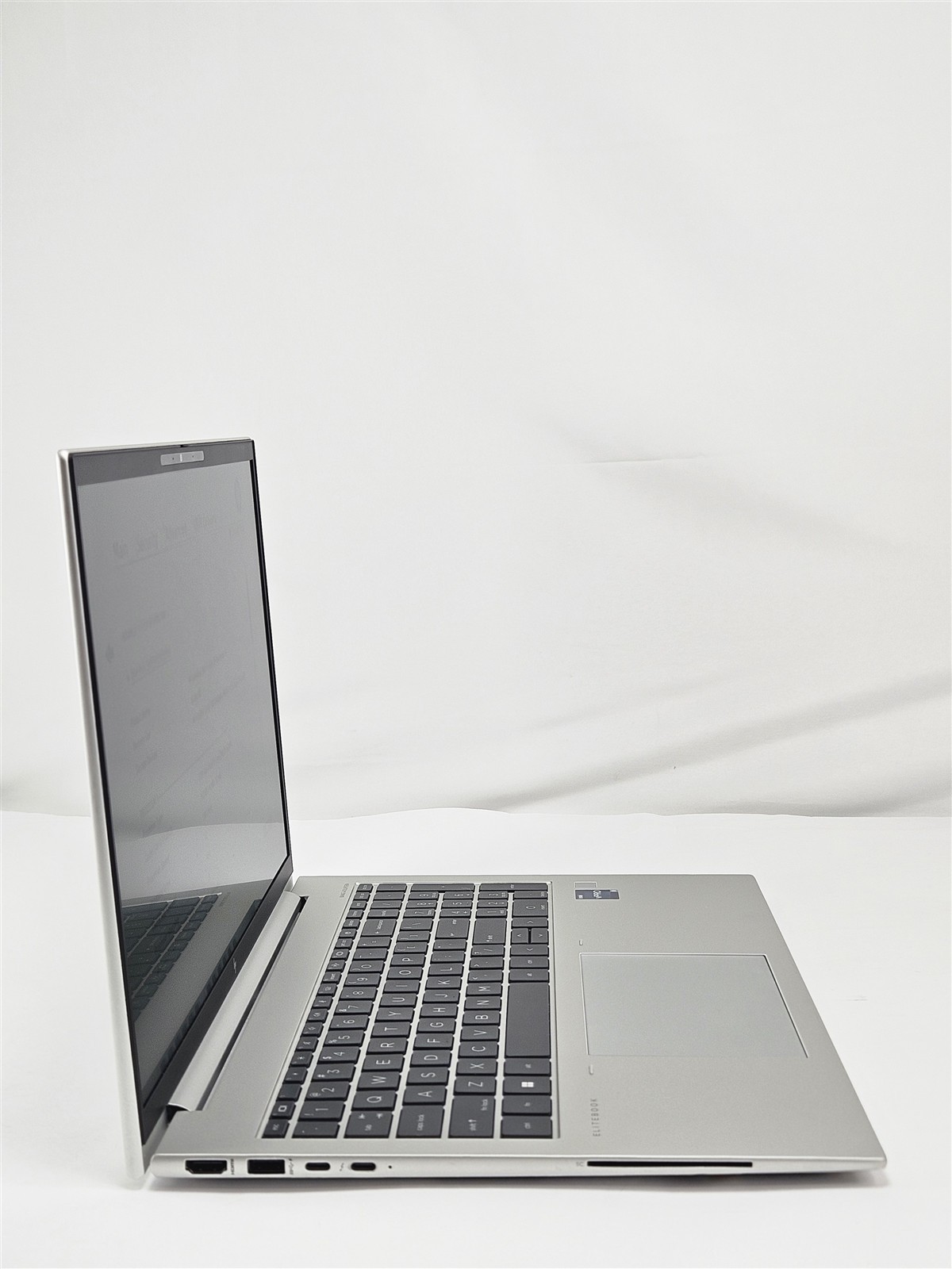 HP 16″ EliteBook 860 G9 i5-1250P 16GB RAM 512GB NVMe Intel Iris Xe