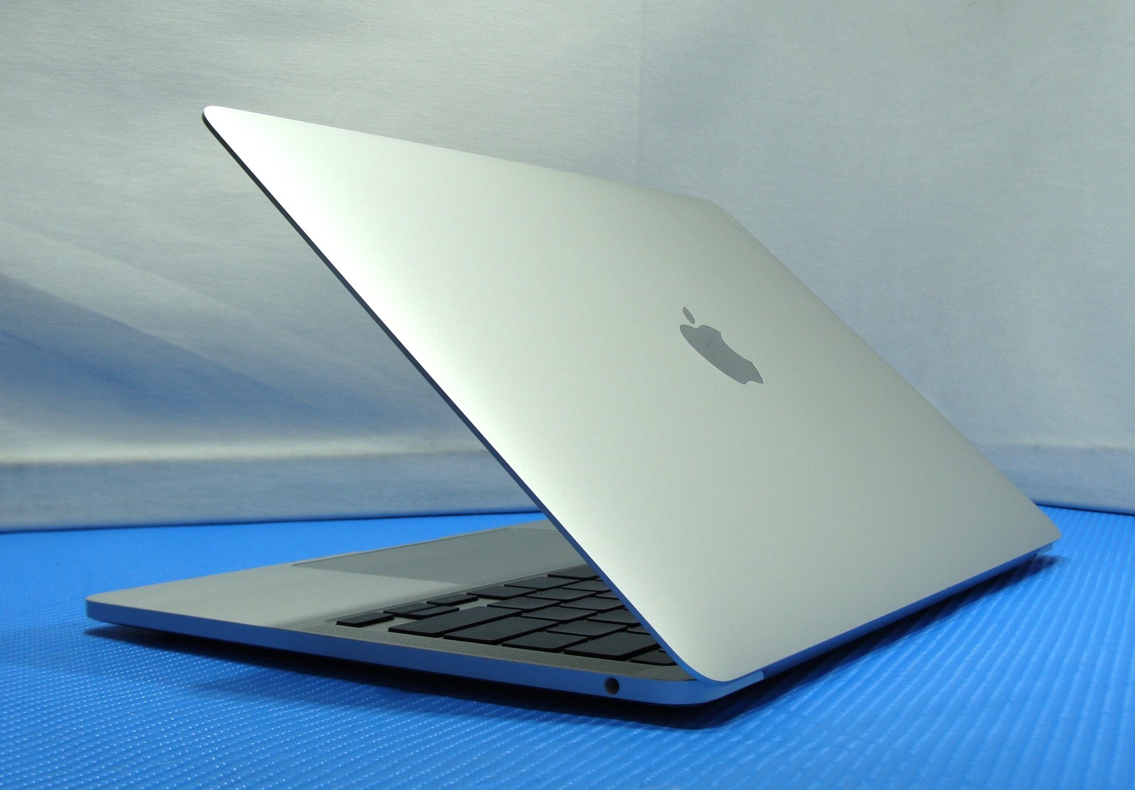 Apple MacBook Pro 13.3″ 2020 A2338 M1 8CPU/8GPU 3.2GHz 16GB 1TB Tahoe +Charger