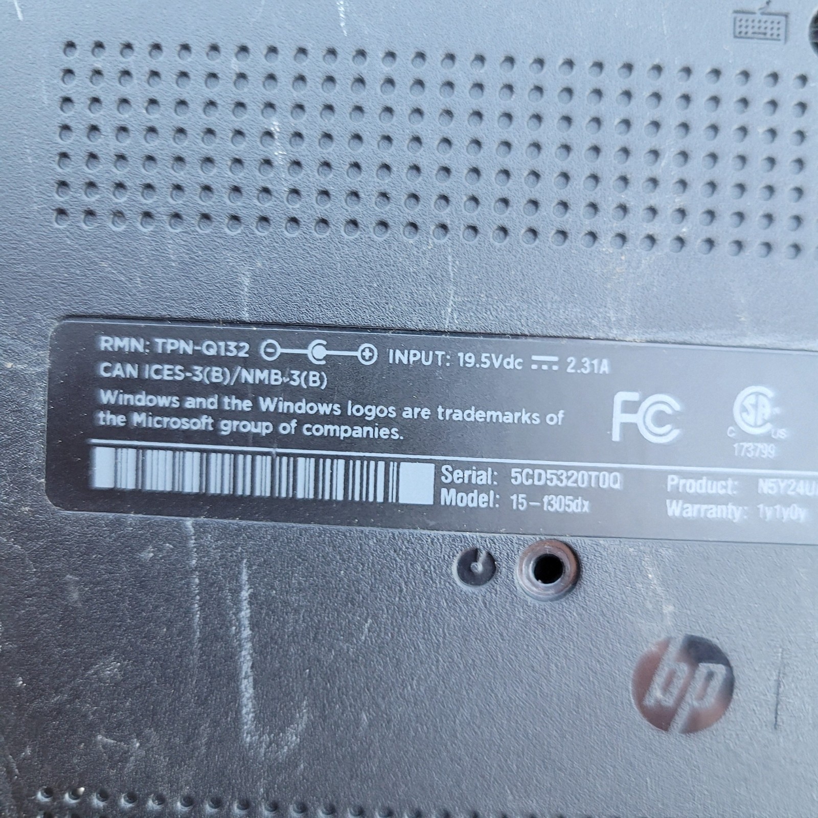 HP 15-F305DX NO HD, NO Battery Screen Cracked- Parts Only