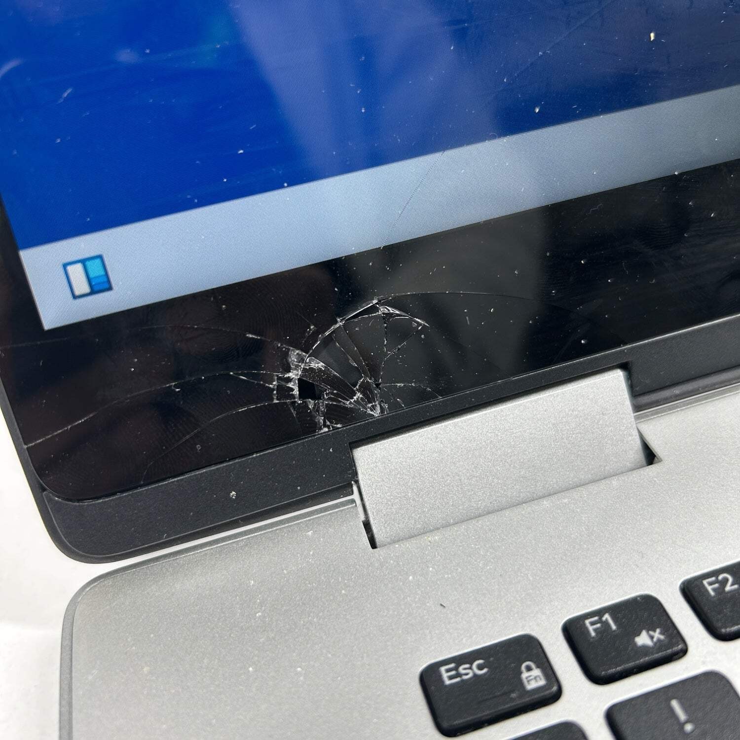 Broken Dell Inspiron 5591 15.6″ i3-10110U 2.59GHz 4GB RAM 128GB SSD READ