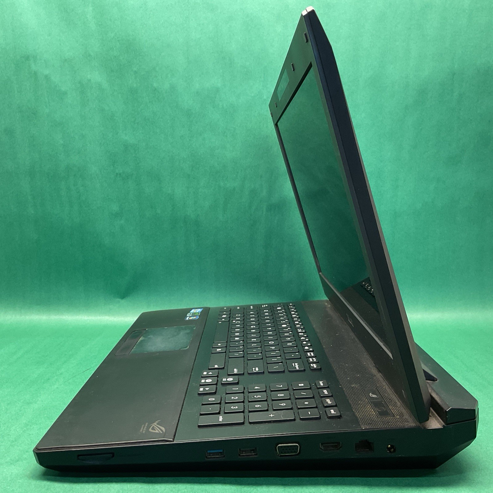 ASUS ROG G74SX 17.3″ Gaming Laptop – Powers On – NO HARD DRIVE- Untested
