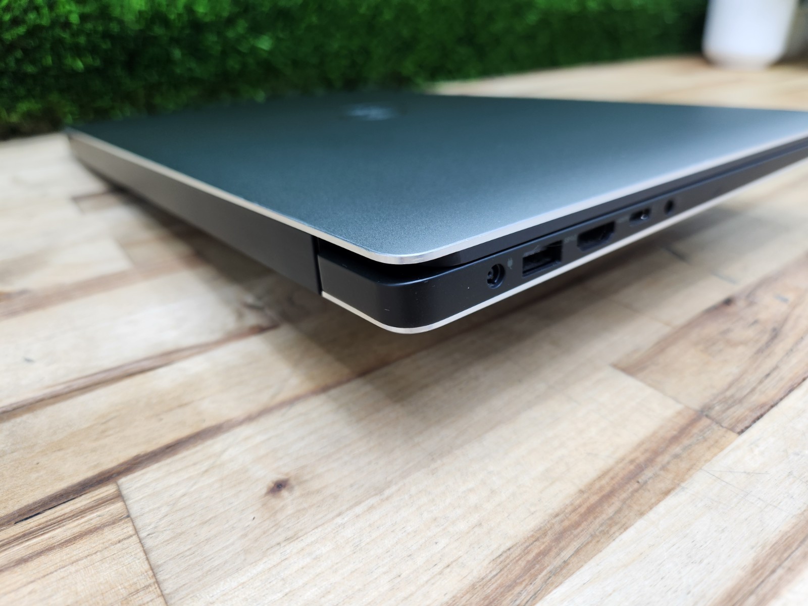 Dell Precision 5540 15.6″ 4K Touchscreen E-2276M 16GB 512GB SSD Quadro T2000 ~