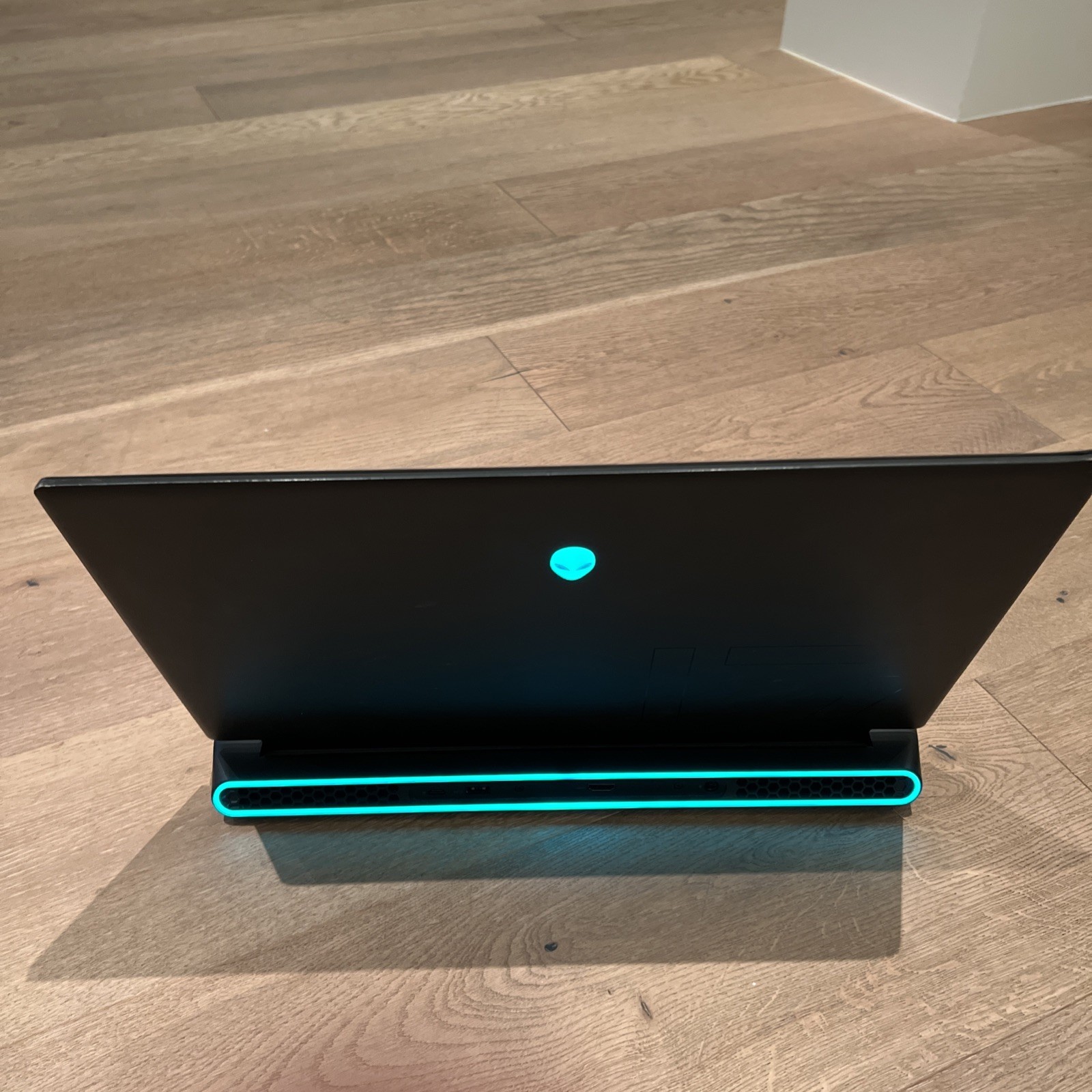 Alienware m17 r5 amd ryzen 9 6900HX 32GB RAM Windows 11 Home 8GB Graphics Card