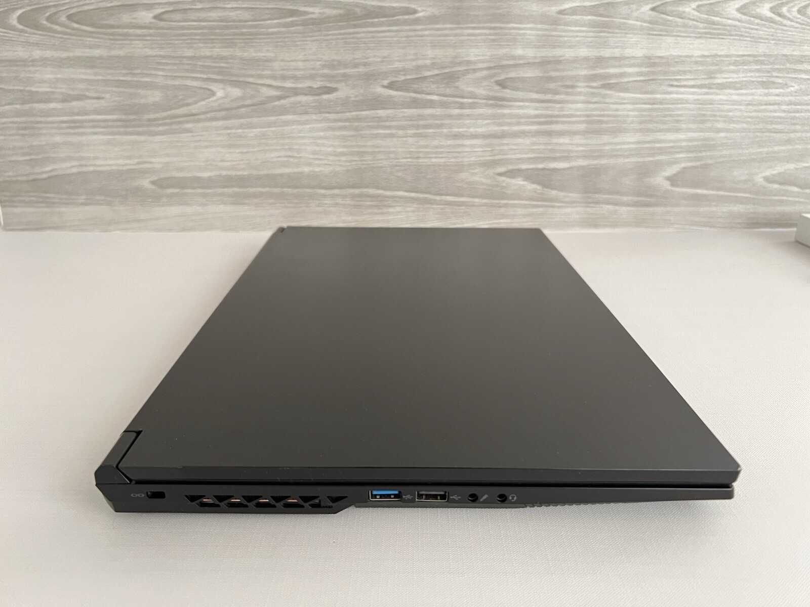 iBuyPower NP70RNJS 17.3 in i9-13900H 16GB 512GB RTX 3050 FHD Sager Chimera (96)