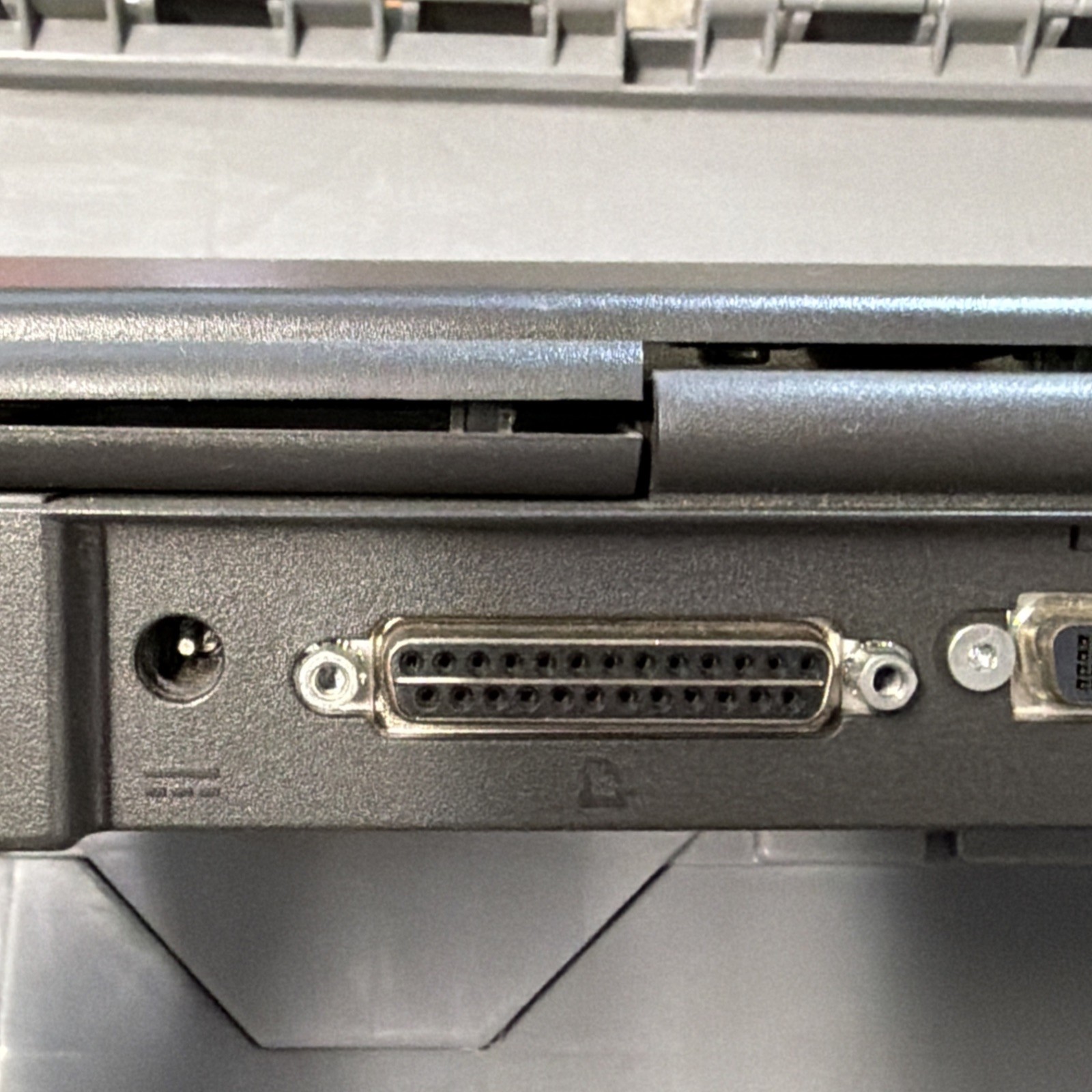COMPAQ CONTURA 400CX 8.5″ VINTAGE PC LAPTOP SOLD AS-IS (POWERS ON)