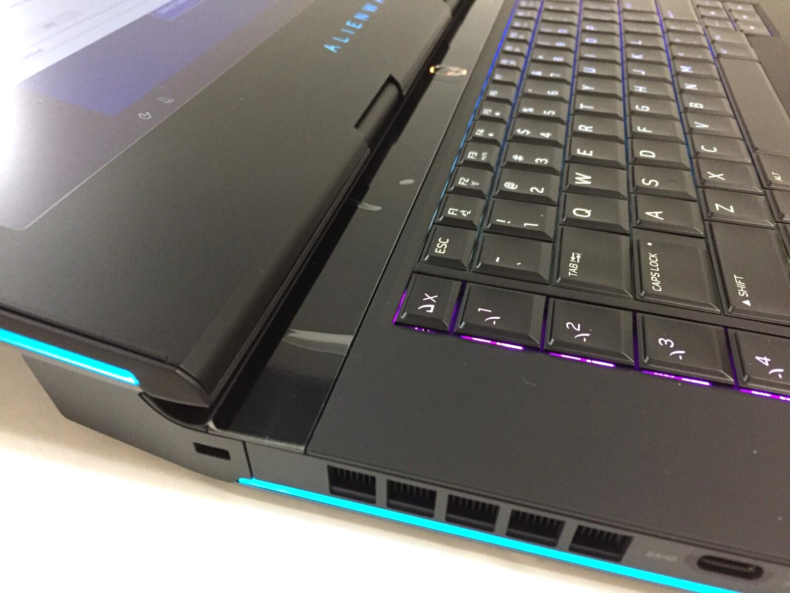 Dell Alienware 15 R4 Gaming Laptop/i7-8750H/16GB/1TB HDD+128GB SSD/GTX 1060 6GB