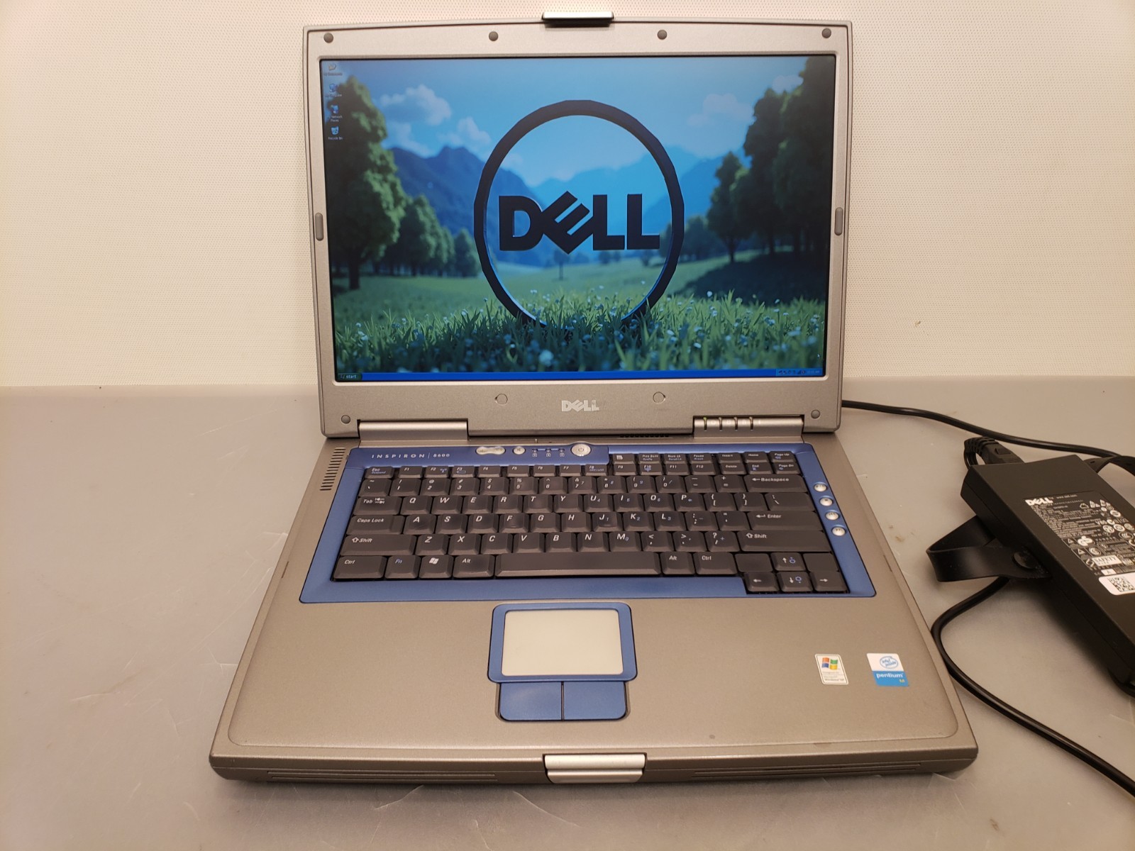 Vintage Dell Inspiron 8600 Laptop Intel M 1.4GHz 1GB 40GB WinXP 15.4″ Bright!