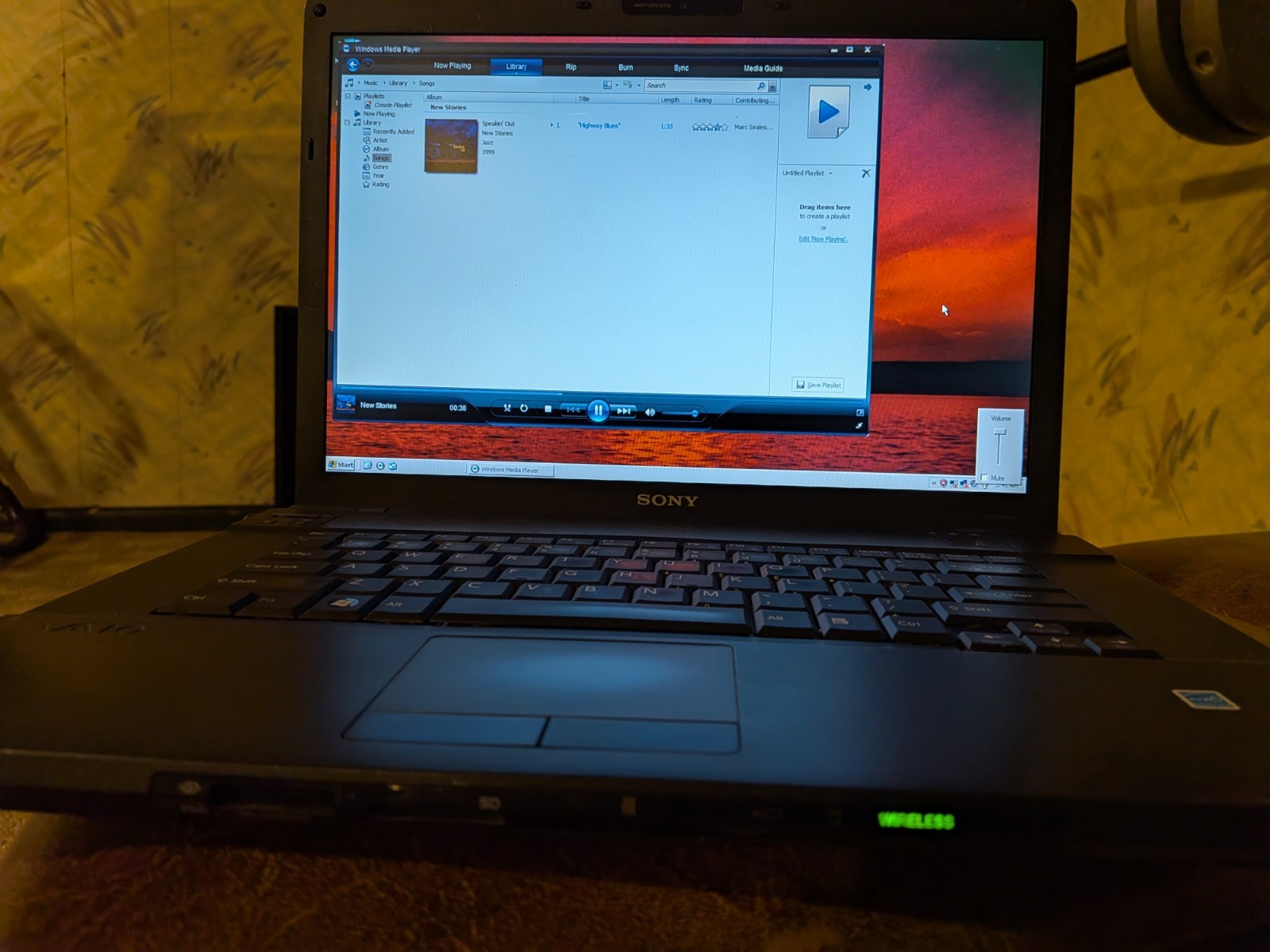 Vintage Sony Vaio VGN-BZ562P20 Laptop 15.6 LCD PCG-9Z1L. w/ adapter & Dell bag.