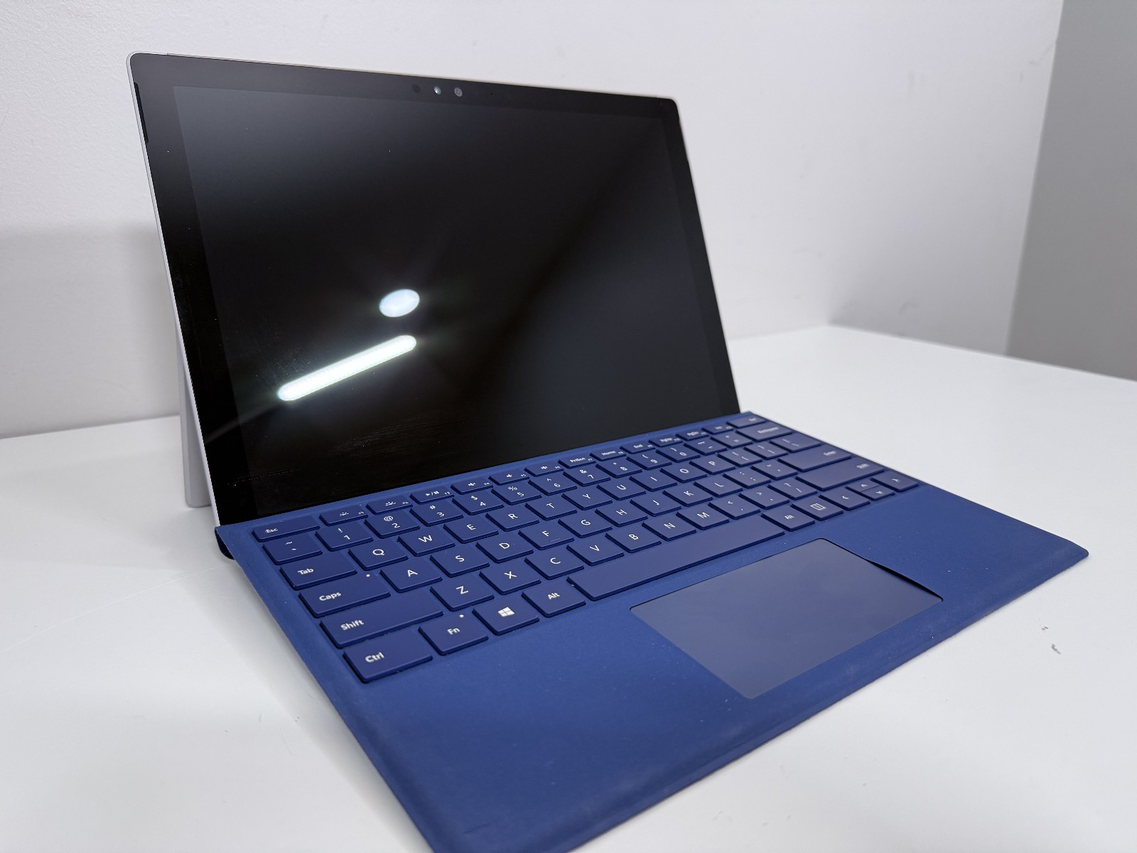 Microsoft Surface Pro 4 i7-6650U CPU @ 2.20GHz 8 GB RAM 256 GB Win 10 Pro