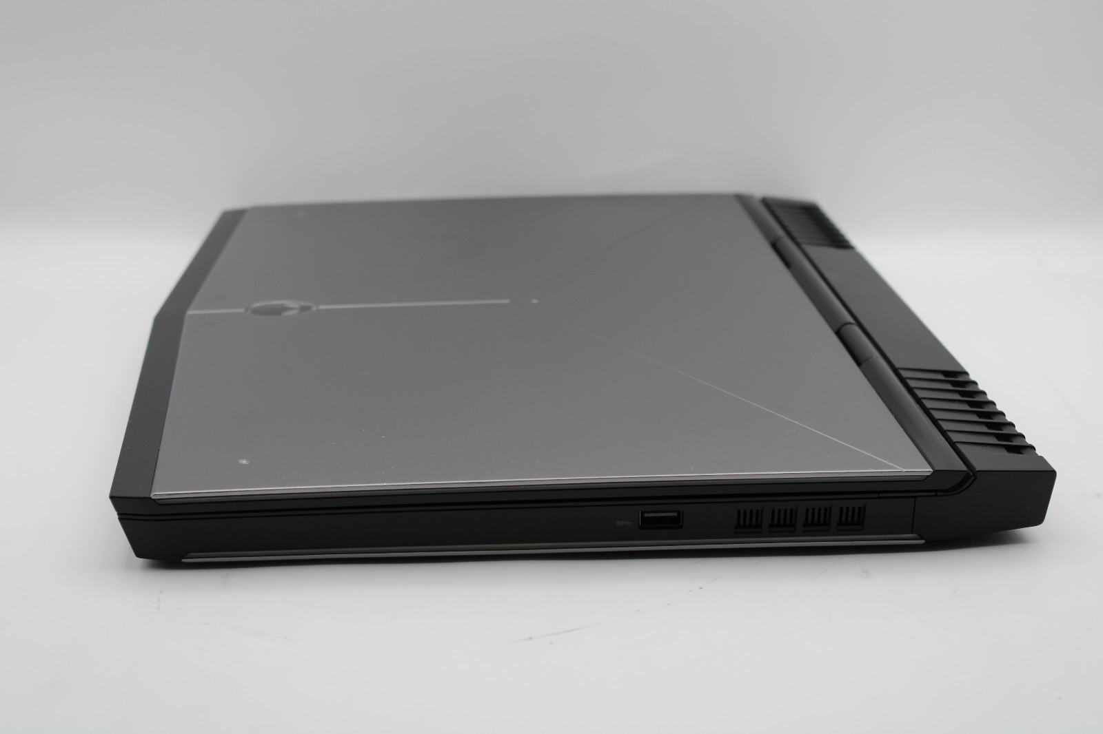 Alienware 15 R3 i7-7700HQ @ 2.8 GHz 16GB RAM 1TB SSD GTX 1060 No OS
