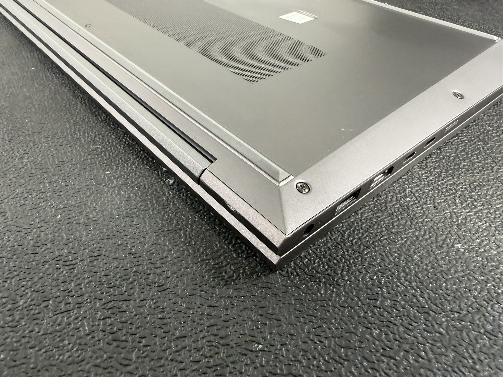 HP ZBook Firefly 15 G8 15.6″ Core i7-1185G7 3.0GHz 16GB DDR4 256GB SSD ~ READ