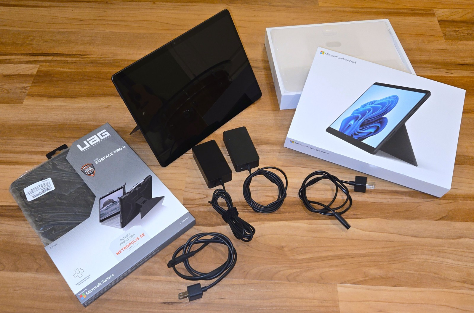 Microsoft Surface Pro 8 13″, Intel i5, 8GB, 256GB, Case, Two cords, 8PQ-00017