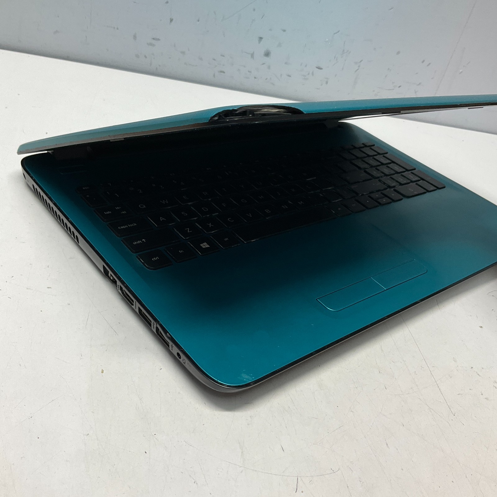 HP 15-ba052wm Laptop AMD A10-9600P Radeon R5 8GB RAM, 1TB HDD Windows 10 Pro