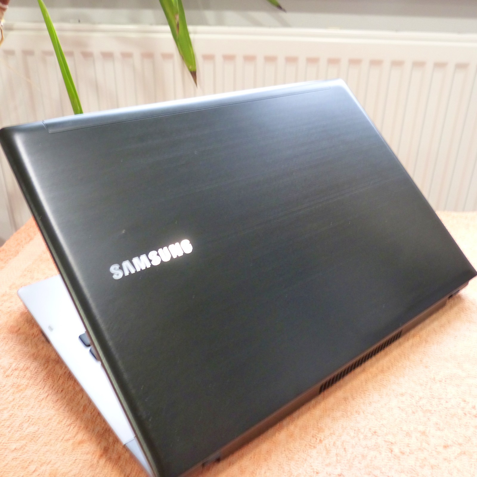 Samsung QX412 14″ METAL Netbook l Windows 11 l SSD NEW l 10GB RAM TURBO i5
