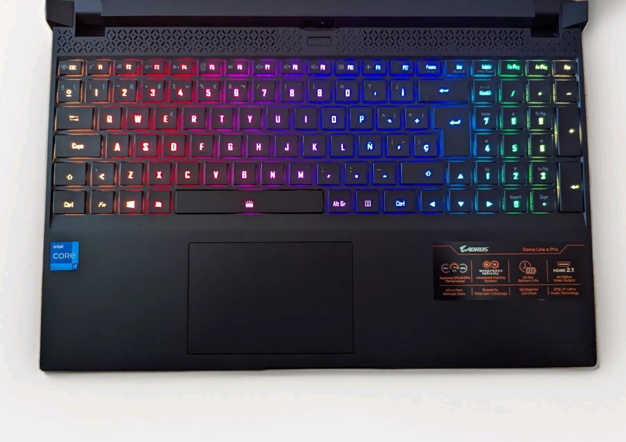 Gigabyte Aorus 15 p XD FHD 240hz, Intel i7 11800H 32GB 1TB 3070 rtx